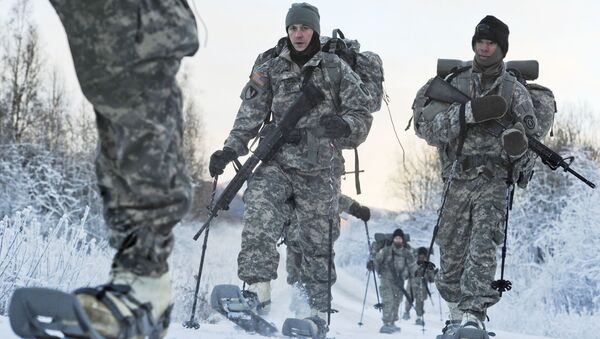 Militares do 6º Batalhão de Engenharia dos EUA fazem treinamento em condições de temperatura abaixo de zero na Base Conjunta Elmendorf-Richardson, Alasca, EUA, 6 de dezembro de 2012 - Sputnik Brasil