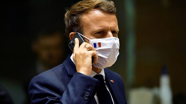 Presidente da França Emmanuel Macron fala pelo celular durante reunião da cúpula da UE em Bruxelas, 20 de julho de 2020 - Sputnik Brasil