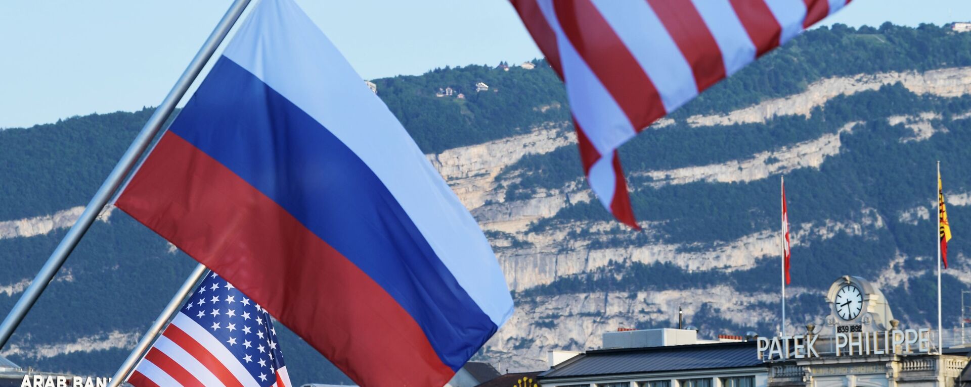 Bandeiras da Rússia e dos EUA, exibidas antes de cúpula entre Vladimir Putin e Joe Biden, presidentes da Rússia e dos EUA, respetivamente, na ponte Mont Blanc em Genebra, Suíça - Sputnik Brasil, 1920, 30.12.2021