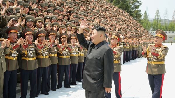 Líder da Coreia do Norte Kim Jong-un cumprimenta os participantes da primeira reunião de comandantes e oficiais políticos do Exército Popular da Coreia (KPA) em Pyongyang - Sputnik Brasil