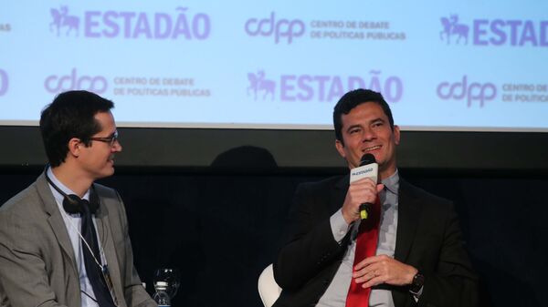 Sergio Moro (à direita), então juiz federal da 13ª Vara Criminal de Curitiba, que concentrava os casos da operação Lava Jato, e Deltan Dallagnol, então procurador federal e coordenador da Lava Jato no Ministério Público Federal (MPF), em evento sobre a Lava Jato, em São Paulo (foto de arquivo) - Sputnik Brasil