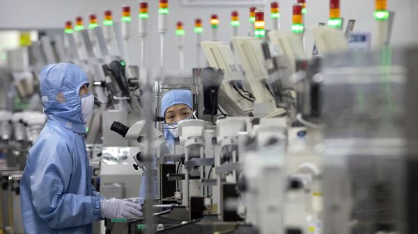 Funcionários trabalham em instalação de produção de semicondutores da Renesas Electronics durante excursão organizada pelo governo para jornalistas em Pequim, em 14 de maio de 2020. A China anunciou incentivos fiscais para estimular o crescimento de sua indústria de semicondutores após sanções dos EUA - Sputnik Brasil