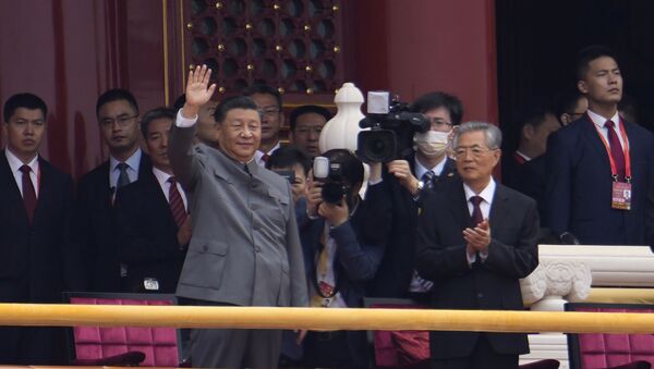 O presidente chinês, Xi Jinping, ao centro, acena ao lado do ex-presidente Hu Jintao, à direita, durante cerimônia para marcar o 100º aniversário da fundação do Partido Comunista Chinês em Pequim, em 1 de julho de 2021 - Sputnik Brasil