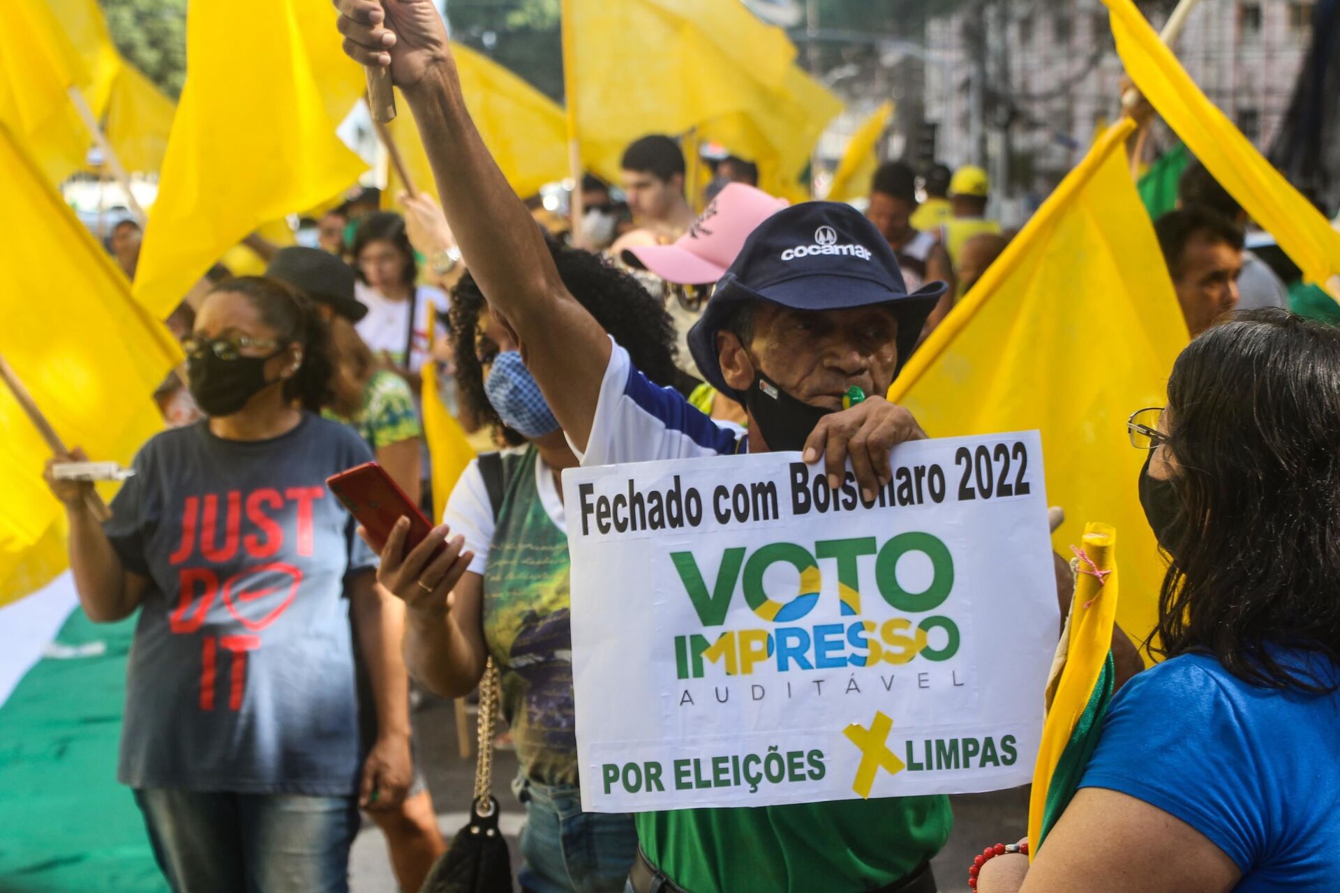 Homem segura cartaz durante protesto a favor do presidente Jair Bolsonaro e voto impresso, realizado na cidade de Belém, Pará, em 1º de agosto - Sputnik Brasil, 1920, 17.12.2021