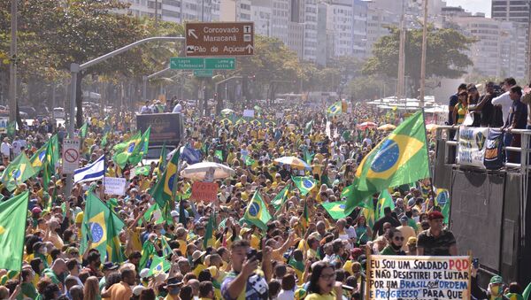 Manifestantes defendem o voto impresso e a presidência de Jair Bolsonaro na cidade do Rio de Janeiro, em 1º de agosto - Sputnik Brasil