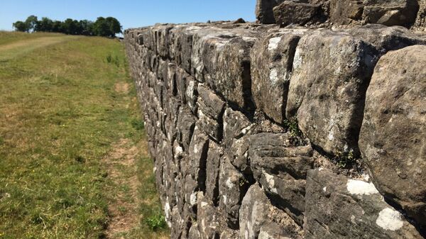 Trecho da Muralha de Adriano se estende em direção ao Forte Birdoswald, no norte da Inglaterra. A muralha foi construída por soldados romanos. Foto de arquivo - Sputnik Brasil