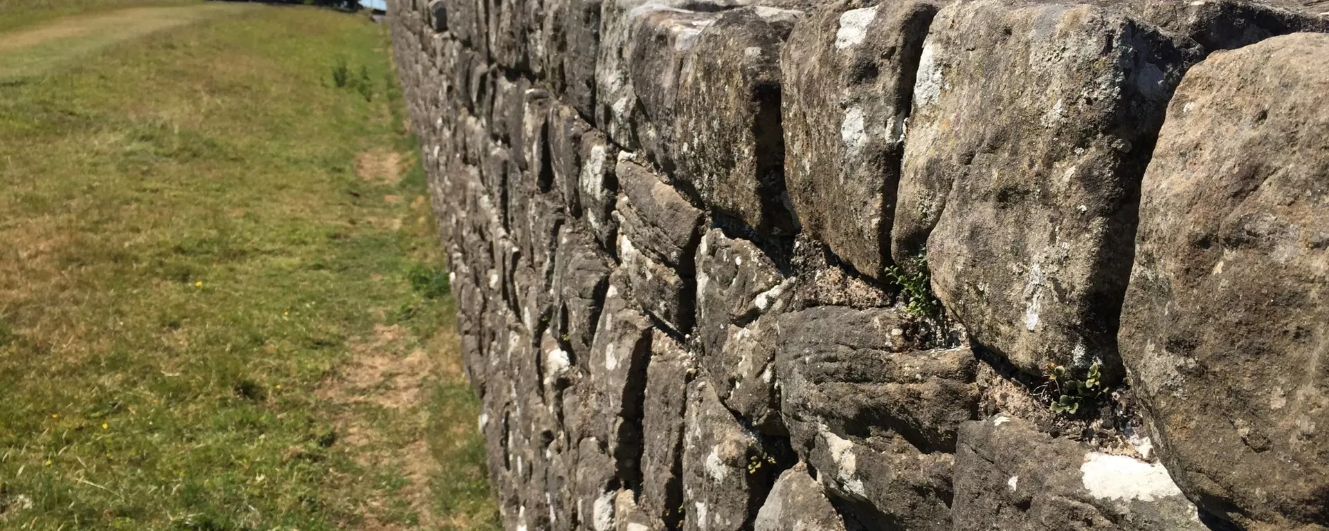 Trecho da Muralha de Adriano se estende em direção ao Forte Birdoswald, no norte da Inglaterra. A muralha foi construída por soldados romanos. Foto de arquivo Trecho da Muralha de Adriano se estende em direção ao Forte Birdoswald, no norte da Inglaterra. A muralha foi construída por soldados romanos. Foto de arquivo - Sputnik Brasil, 1920, 08.02.2026
