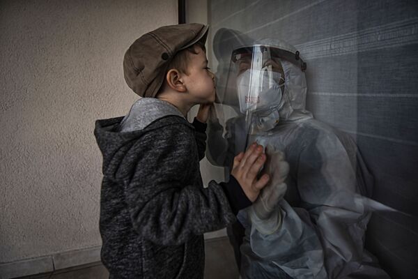 Foto Embrace (Abraço, na tradução) do fotógrafo turco Ilhan Kilinc que ficou em segundo lugar na categoria Humanidade do concurso HIPA. Durante a pandemia, a maioria da população do mundo experimentou a dor de estar longe de seus entes queridos. Os funcionários da saúde não apenas estão na linha de frente combatendo a pandemia, mas também não podem ir para casa e se reunir com suas famílias e especialmente com os filhos - Sputnik Brasil