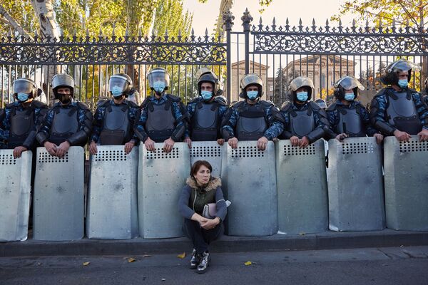 Foto The Strength Of The Artsakh (Força de Artsakh, na tradução) do fotógrafo britânico Alexander McBride, quinto lugar na categoria Portfólio. A foto mostra um momento dos protestos na Armênia em novembro de 2020 - Sputnik Brasil