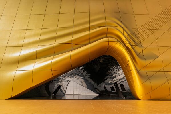 Foto Melting Gold (Ouro Derretido, na tradução) do fotógrafo indonésio Charles Saswinanto, que ganhou o primeiro lugar na categoria Fotografia de Arquitetura. O exterior único, com sua arquitetura dourada, faz lembrar ouro derretido nesta foto que tirei de um prédio localizado em Incheon, Coreia do Sul, escreve o autor da imagem - Sputnik Brasil