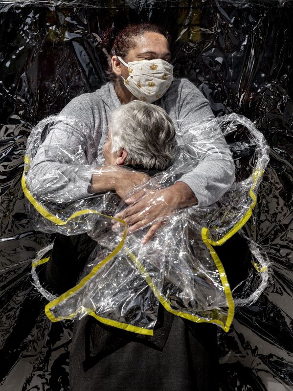 Foto Hugs to Survive (Abraços para Sobreviver, na tradução) do fotógrafo dinamarquês Mads Nissen, que tomou primeiro lugar na categoria Humanidade. Rosa Luzia Lunardi, de 85 anos, é abraçada pela enfermeira Adriana Silva da Costa Souza, o seu primeiro abraço recebido em cinco meses - Sputnik Brasil