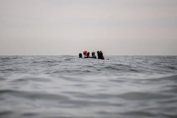 Foto Final Destination (Destino final, na tradução) do fotógrafo francês Sameer Al-Doumy, que ganhou o primeiro lugar na categoria Geral – Cor. Foto mostra migrantes sentados em um barco nas águas turbulentas, tentando atravessar a fronteira marítima entre França e Reino Unido, em agosto de 2020 - Sputnik Brasil