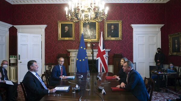 O Ministro britânico do Gabinete do Reino Unido, David Frost, à direita, fala com seu homólogo da UE, Maros Sefcovic, durante uma reunião, em Londres, 9 de junho de 2021 - Sputnik Brasil