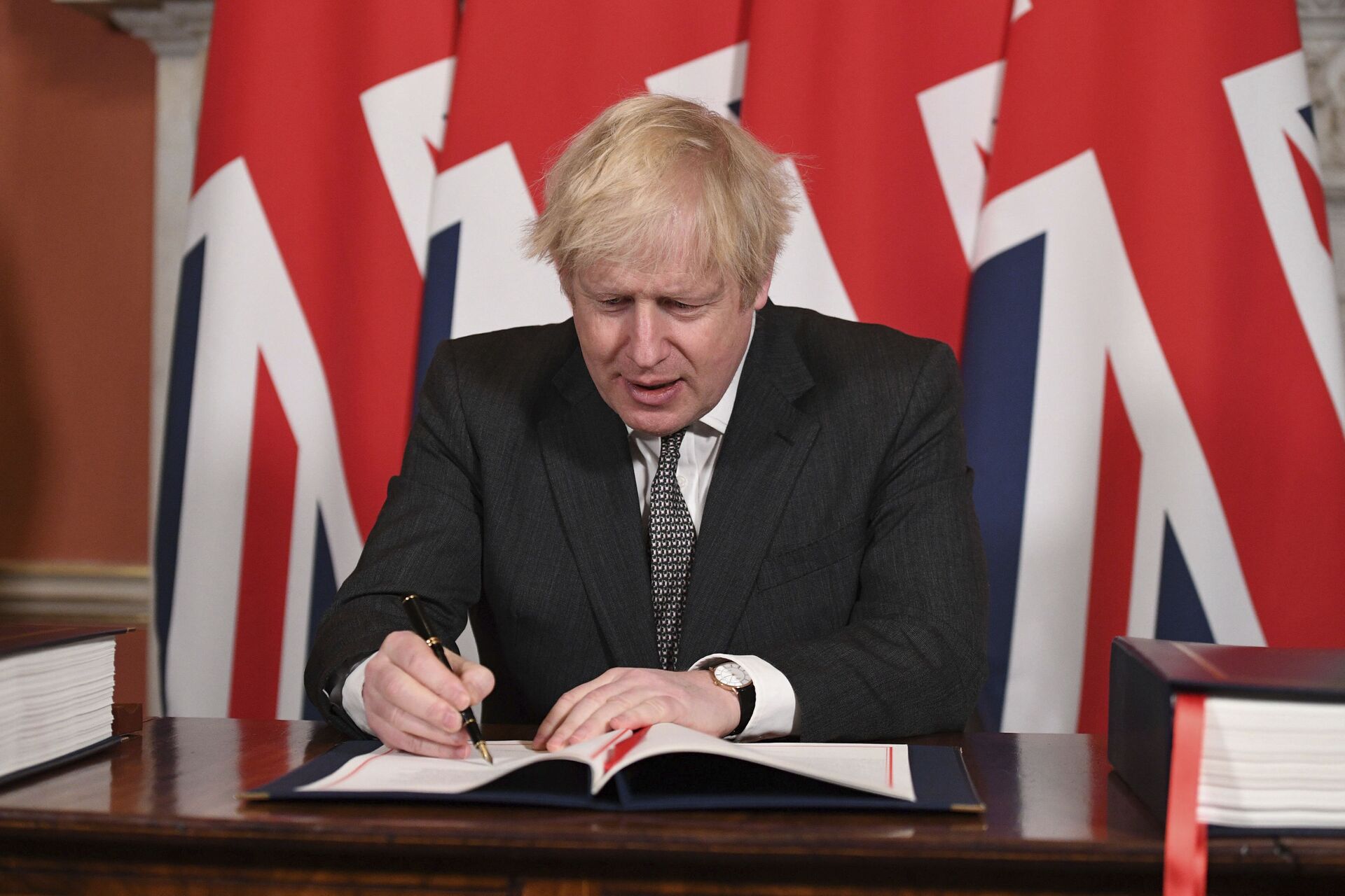 O primeiro-ministro do Reino Undio, Boris Johnson, assina o Acordo de Comércio e Cooperação UE-Reino Unido em 10 Downing Street, Londres, Reino Unido, 30 de dezembro de 2020 - Sputnik Brasil, 1920, 09.11.2021