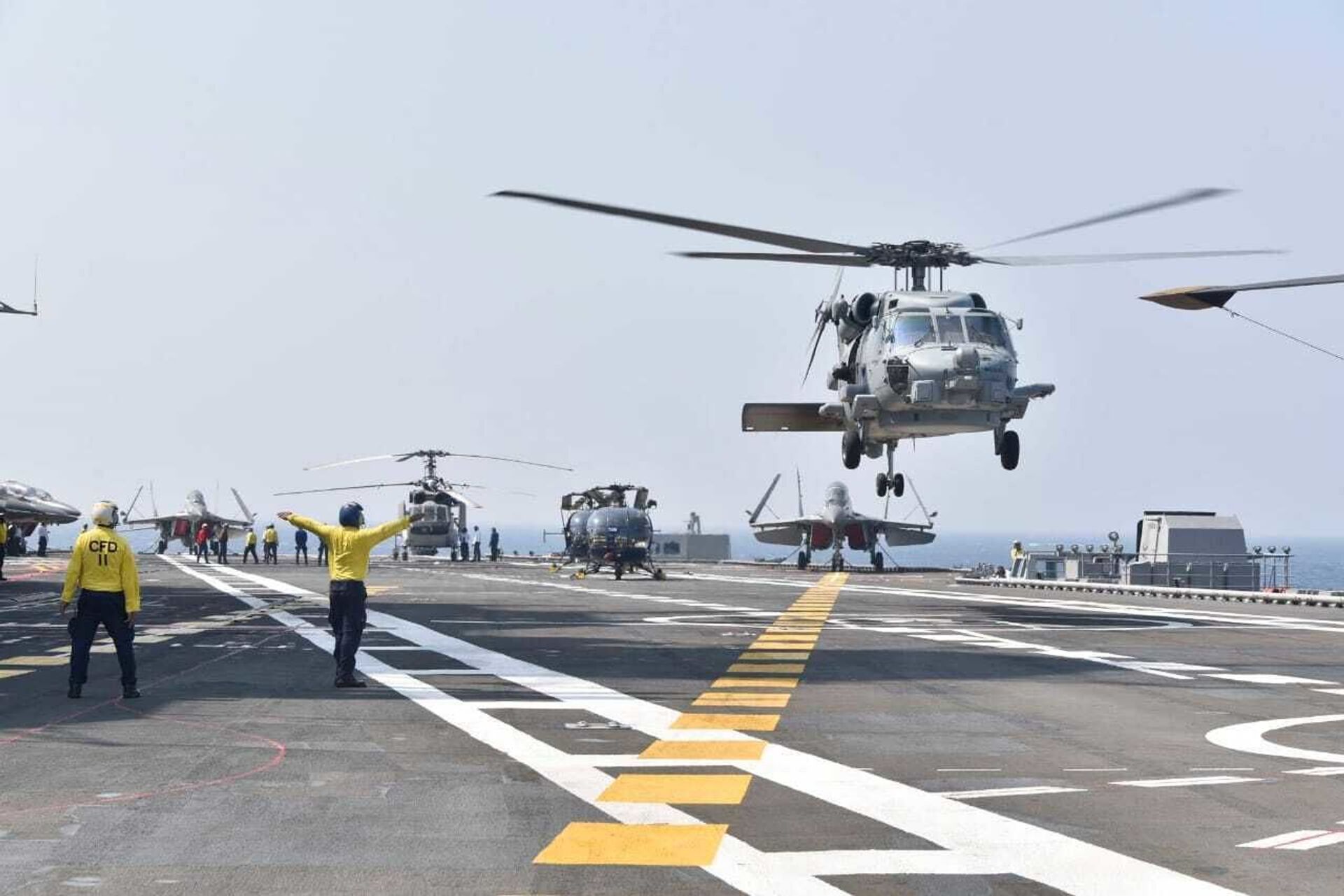 Helicópteros pousam em porta-aviões durante exercício naval de Malabar conjunto da Índia, EUA, Japão e Austrália, no mar Arábico do Norte, 17 de novembro de 2020 - Sputnik Brasil, 1920, 09.11.2021
