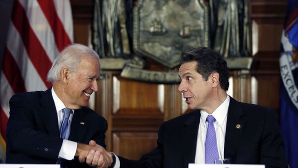Nesta foto de arquivo o então vice-presidente Joe Biden, à esquerda, aperta a mão do governador de Nova York, Andrew Cuomo, em reunião no Capitólio em Albany, Nova York, EUA - Sputnik Brasil