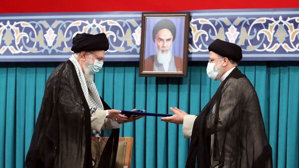 Novo presidente do Irã, Ebrahim Raisi, recebe do líder supremo iraniano, aiatolá Ali Khamenei, o decreto de aprovação de sua presidência. Teerã, 3 de agosto de 2021 - Sputnik Brasil