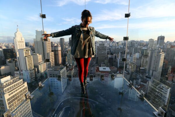 Influenciadora Renata Tellers no mirante Sampa Sky, uma caixa de vidro reforçado que se estende para fora do Mirante do Vale e permite ver não só o horizonte, mas também o que está embaixo, São Paulo, 3 de agosto de 2021 - Sputnik Brasil