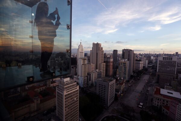 Julia Paiva tira foto dentro do Sampa Sky, São Paulo, 3 de agosto de 2021 - Sputnik Brasil