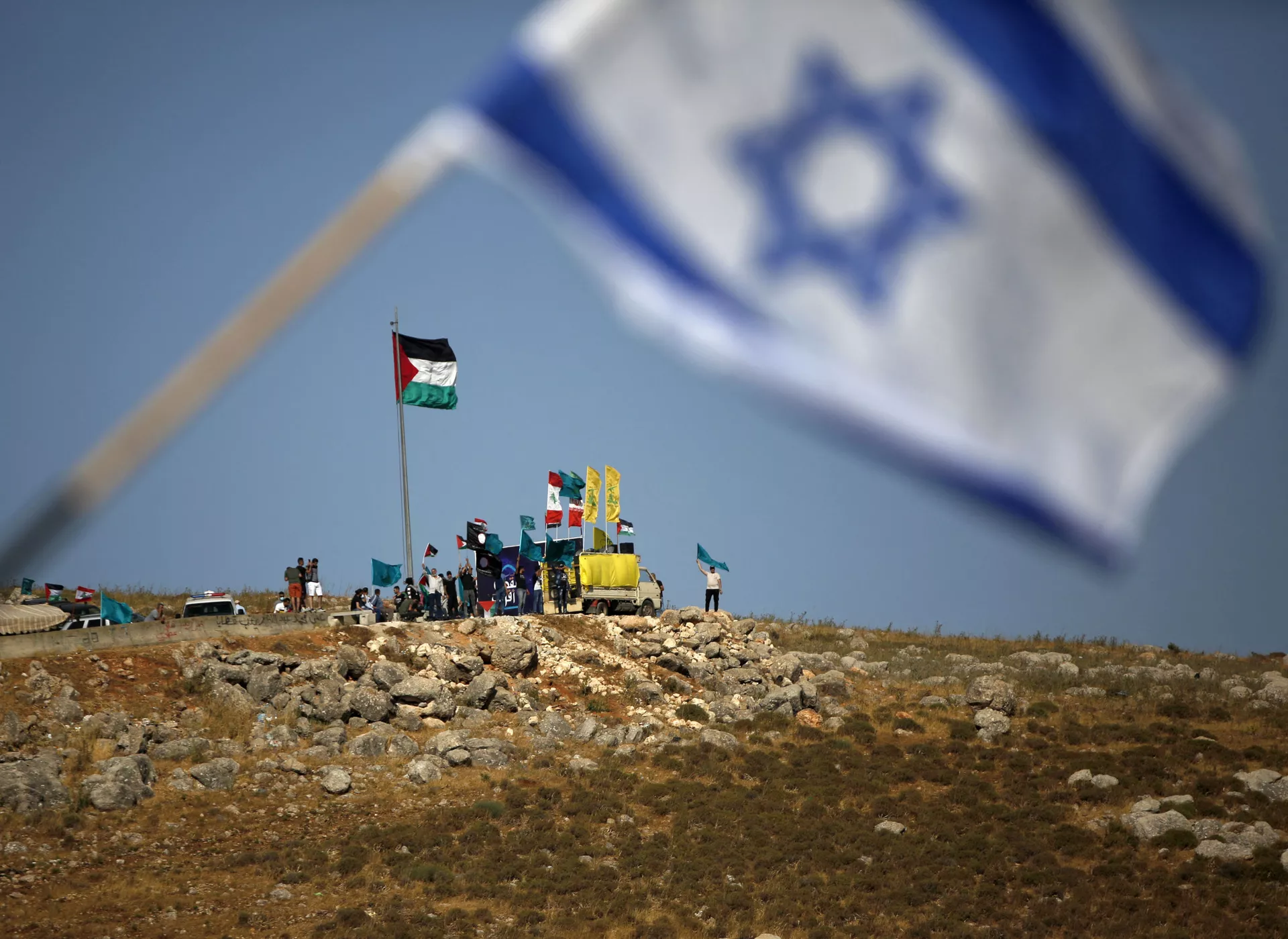 Da cidade de Metula, no norte de Israel, perto da fronteira com o Líbano, observa-se pessoas hastearem bandeiras do Hezbollah, do Líbano e da Palestina durante manifestação em solidariedade aos palestinos nos arredores da aldeia de Kfarkila, no sul do Líbano (foto de arquivo) Da cidade de Metula, no norte de Israel, perto da fronteira com o Líbano, observa-se pessoas hastearem bandeiras do Hezbollah, do Líbano e da Palestina durante manifestação em solidariedade aos palestinos nos arredores da aldeia de Kfarkila, no sul do Líbano (foto de arquivo) - Sputnik Brasil, 1920, 09.11.2021