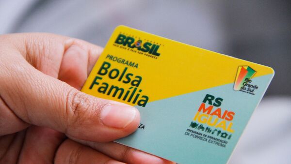 Cartão do Bolsa Família, da Caixa Econômica Federal. Foto de arquivo - Sputnik Brasil