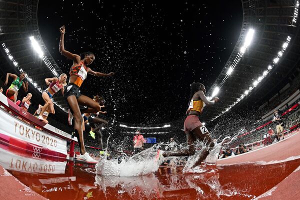 Atletas competem na final da corrida de obstáculos feminina de três mil metros, nas Olimpíadas de Tóquio, 4 de agosto de 2021 - Sputnik Brasil