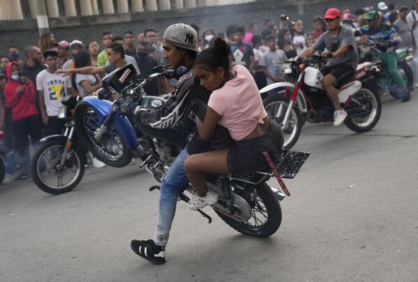 Motociclista mostra suas habilidades no bairro El Valle de Caracas, na Venezuela, 31 de julho de 2021 - Sputnik Brasil