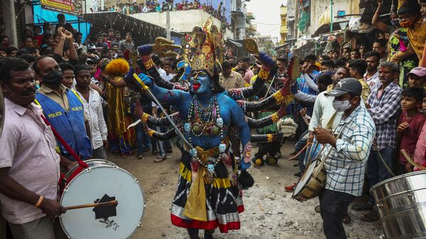 Crente hindu vestido de divindade Kali durante o festival de Bonalu em Hyderabad, na Índia,  1º de agosto de 2021 - Sputnik Brasil