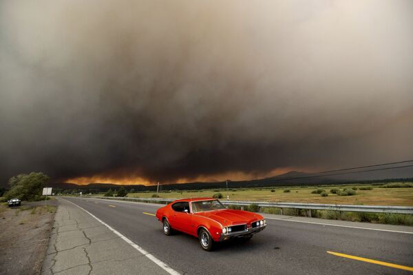 Automóvel abandonando no estado norte-americano da Califórnia após incêndios na região, 4 de agosto de 2021 - Sputnik Brasil
