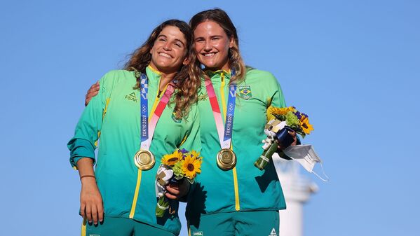 Martine Grael e Kahena Kunze não conseguem esconder sua felicidade após vitória na modalidade de Vela 49er FX  feminina - Sputnik Brasil
