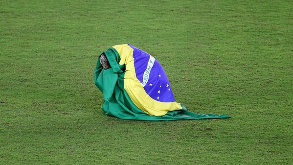 Jogador Richarlison chora de emoção abraçado à bandeira do Brasil, após seleção olímpica vencer a Espanha na final de futebol nas Olimpíadas, 7 de agosto de 2021 - Sputnik Brasil