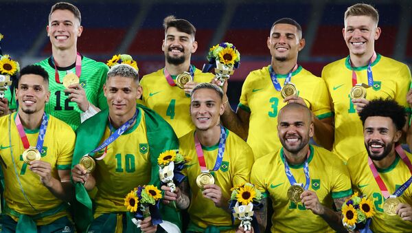 Brasil medalhista de ouro posa com suas medalhas durante a cerimônia de medalha nos Jogos Olímpicos de Tóquio 2020, Japão, 7 de agosto de 2021 - Sputnik Brasil