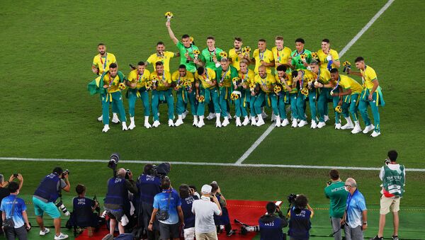 Equipe de futebol masculina do Brasil celebra vitória sobre a Espanha nas Olimpíadas de Tóquio, 7 de agosto de 2021 - Sputnik Brasil
