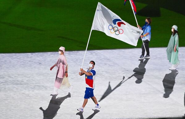 Porta-estandarte do Comitê Olímpico Russo (ROC), lutador Abdulrashid Sadulayev desfila durante cerimônia de encerramento dos XXXII Jogos Olímpicos de Verão em Tóquio, no Estádio Olímpico Nacional - Sputnik Brasil