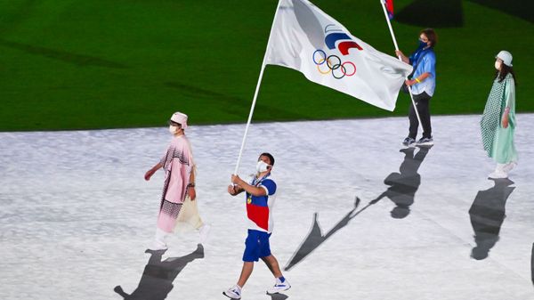 Porta-estandarte do Comitê Olímpico Russo (ROC), lutador Abdulrashid Sadulayev desfila durante cerimônia de encerramento dos XXXII Jogos Olímpicos de Verão em Tóquio, no Estádio Olímpico Nacional - Sputnik Brasil