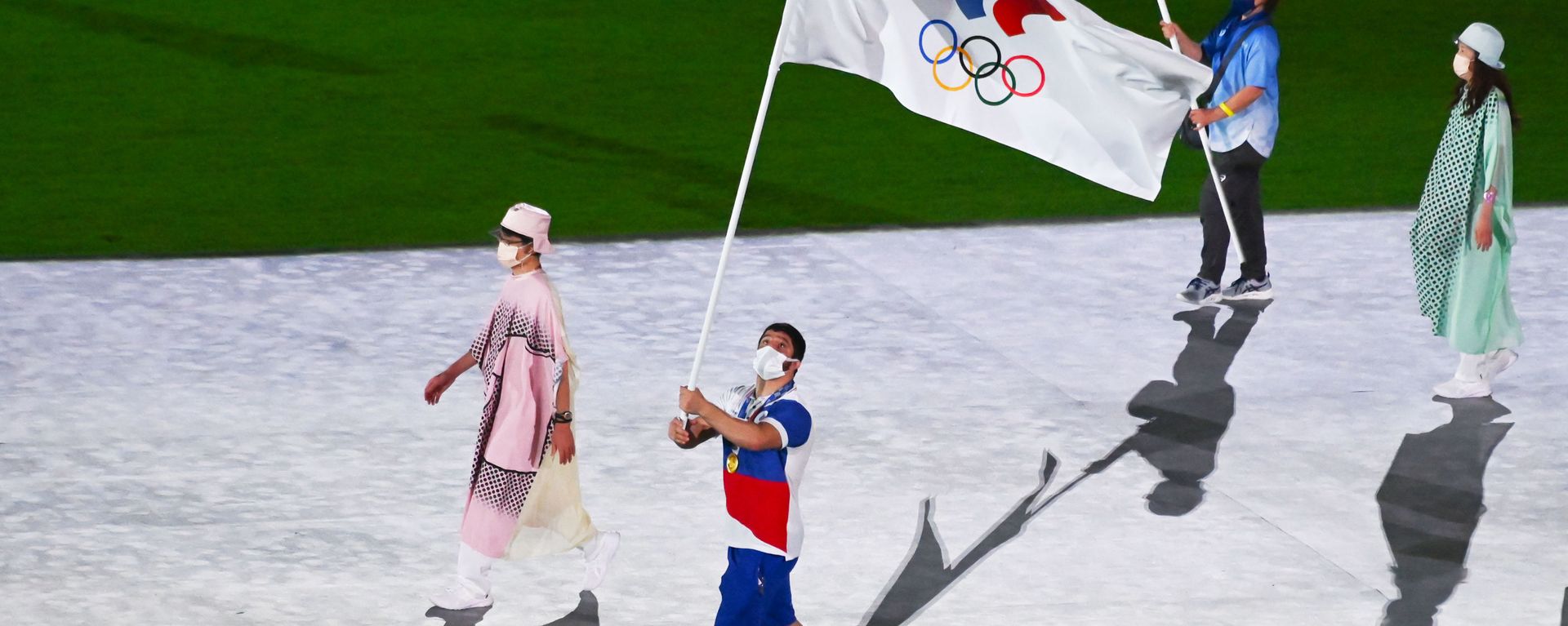 Porta-estandarte do Comitê Olímpico Russo (ROC), lutador Abdulrashid Sadulayev desfila durante cerimônia de encerramento dos XXXII Jogos Olímpicos de Verão em Tóquio, no Estádio Olímpico Nacional - Sputnik Brasil, 1920, 07.07.2026