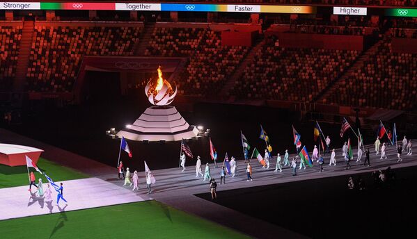 Desfile de atletas durante a cerimônia de encerramento dos XXXII Jogos Olímpicos, no Estádio Olímpico Nacional, em Tóquio - Sputnik Brasil