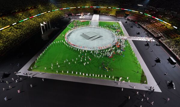 Atletas participam de desfile durante a cerimônia de encerramento das Olimpíadas de Tóquio - Sputnik Brasil
