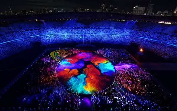 Estádio Olímpico de Tóquio é iluminado durante a cerimônia de encerramento dos Jogos Olímpicos - Sputnik Brasil
