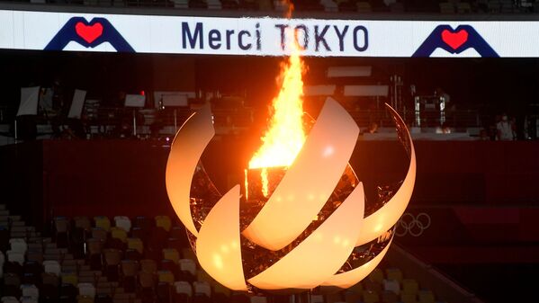 A tocha olímpica e o caldeirão são vistos enquanto mensagens de agradecimento são exibidas durante a cerimônia de encerramento dos Jogos Olímpicos - Sputnik Brasil