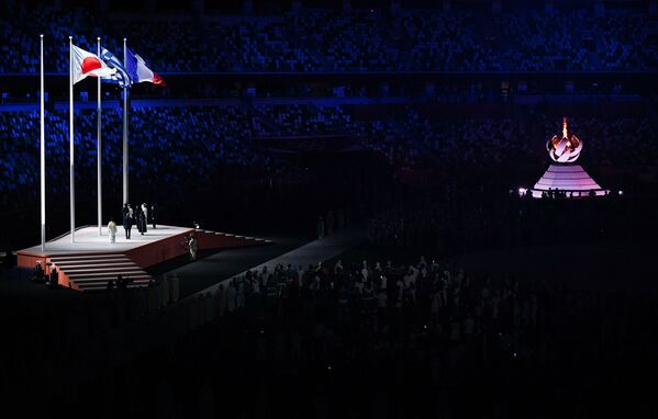 As bandeiras do Japão, Grécia e França são hasteadas durante a cerimônia de encerramento dos XXXII Jogos Olímpicos de Verão em Tóquio - Sputnik Brasil