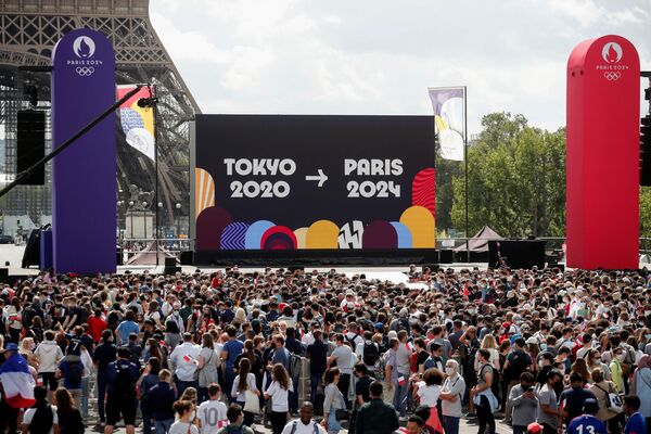 Pessoas assistem à cerimônia de encerramento dos Jogos em Tóquio, em frente à Torre Eiffel em Paris, França - Sputnik Brasil
