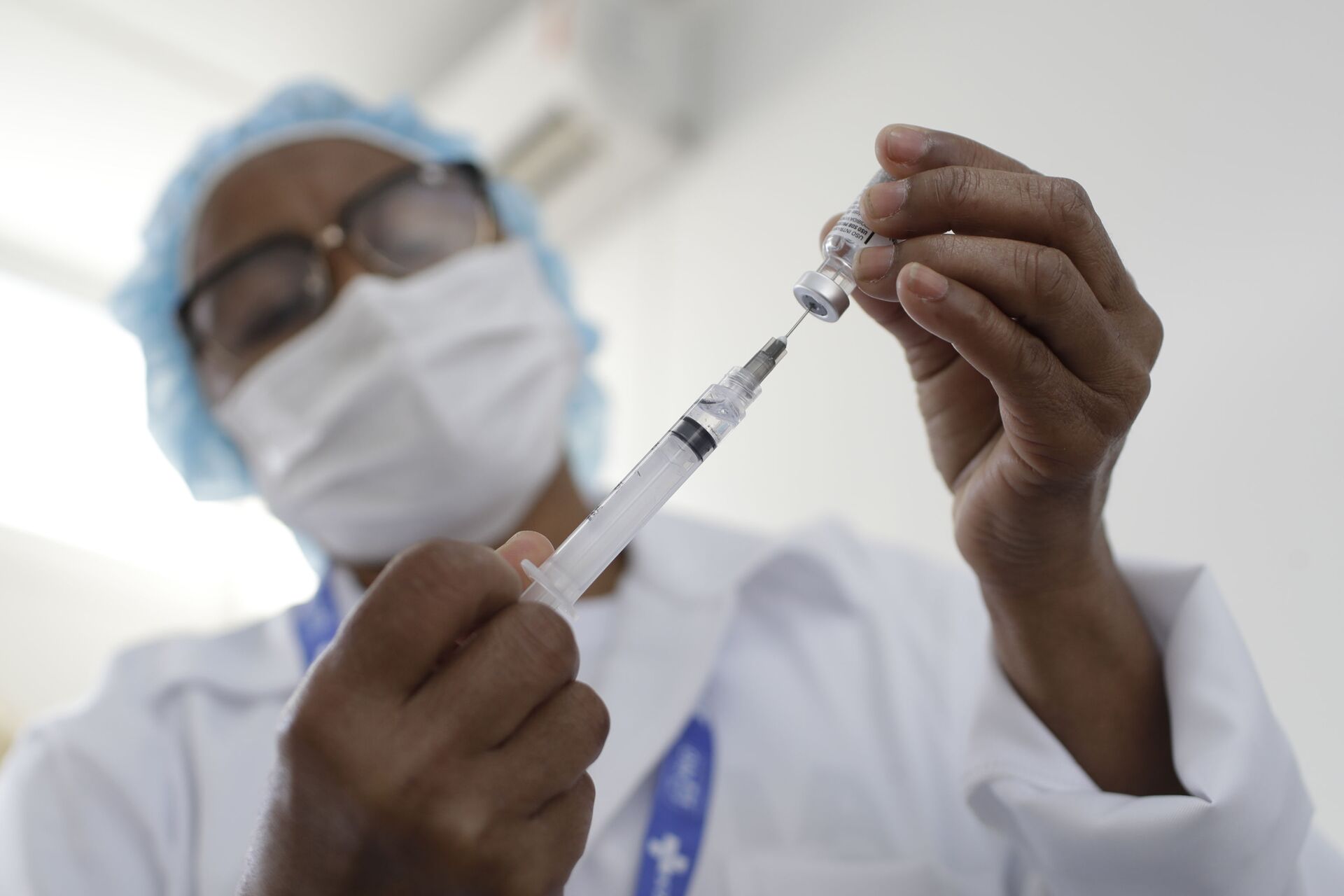 Funcionária de saúde prepara seringa com vacina da AstraZeneca durante campanha de vacinação no Complexo da Maré, Rio de Janeiro, 29 de julho de 2021 - Sputnik Brasil, 1920, 26.12.2021