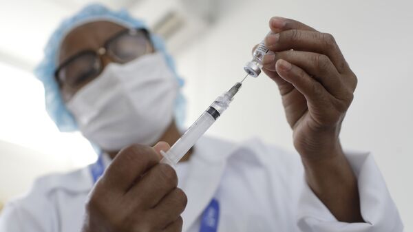 Funcionária de saúde prepara seringa com vacina da AstraZeneca durante campanha de vacinação no Complexo da Maré, Rio de Janeiro, 29 de julho de 2021 - Sputnik Brasil