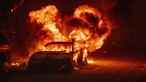 Foto mostra um veículo ardendo em 24 de julho e seus restos 7 de agosto de 2021 durante o incêndio florestal Dixie, na região de Indian Falls, Califórnia, EUA - Sputnik Brasil