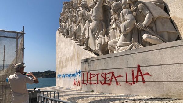 Pichação no Padrão dos Descobrimentos, em Lisboa: Velejando cegamente por dinheiro, a humanidade afunda-se num mar escarlate - Sputnik Brasil