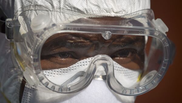 Médico trabalha na unidade de Controle e Prevenção de Infecção em Uganda - Sputnik Brasil