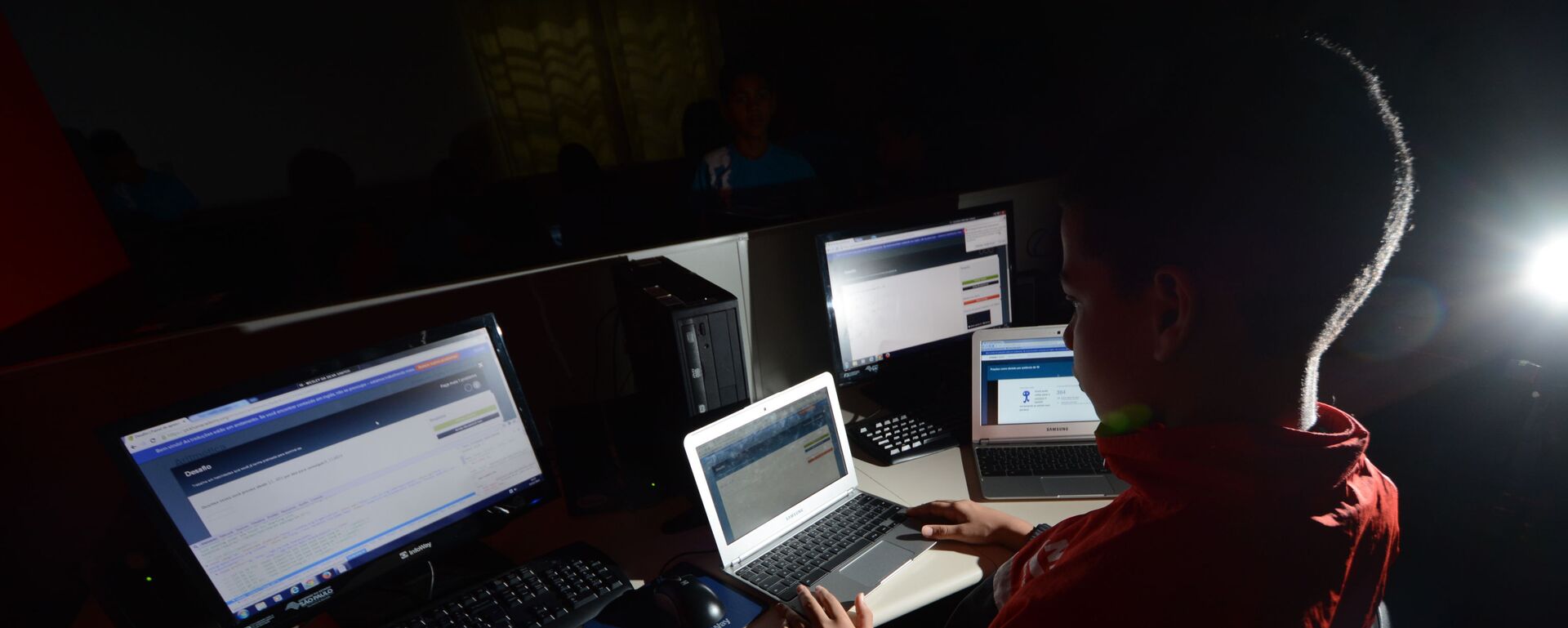 Garoto na Escola Estadual Etelvina de Góes Marcucci, em Paraisópolis, São Paulo - Sputnik Brasil, 1920, 22.04.2026