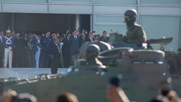 O presidente Jair Bolsonaro no Palácio do Planalto, em Brasília (DF), o convite para participar do treinamento da Marinha, que será no dia 16 de agosto, na cidade de Formosa (GO), Brasília, 10 de agosto - Sputnik Brasil