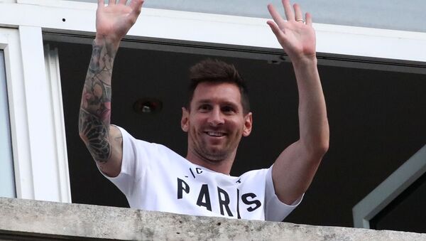 Lionel Messi, jogador de futebol da Argentina, acena da varanda do Hotel Royal Monceau com camisa do Paris Saint-Germain, Paris, França, 10 de agosto de 2021 - Sputnik Brasil